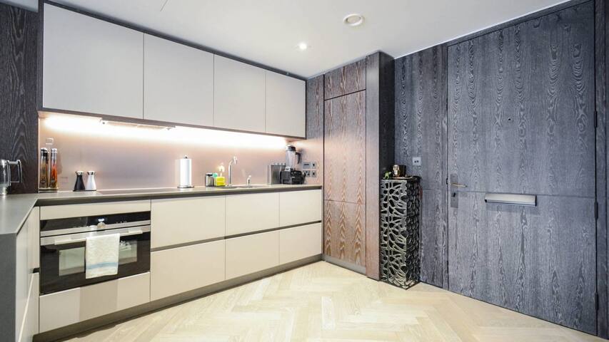 Luxury Central Designer Apt River & Big Ben View gallery image 5