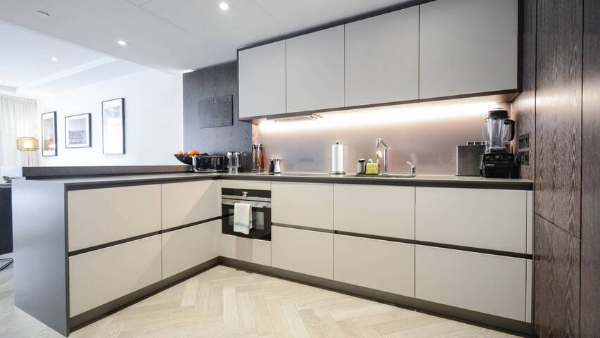 Luxury Central Designer Apt River & Big Ben View gallery image 4