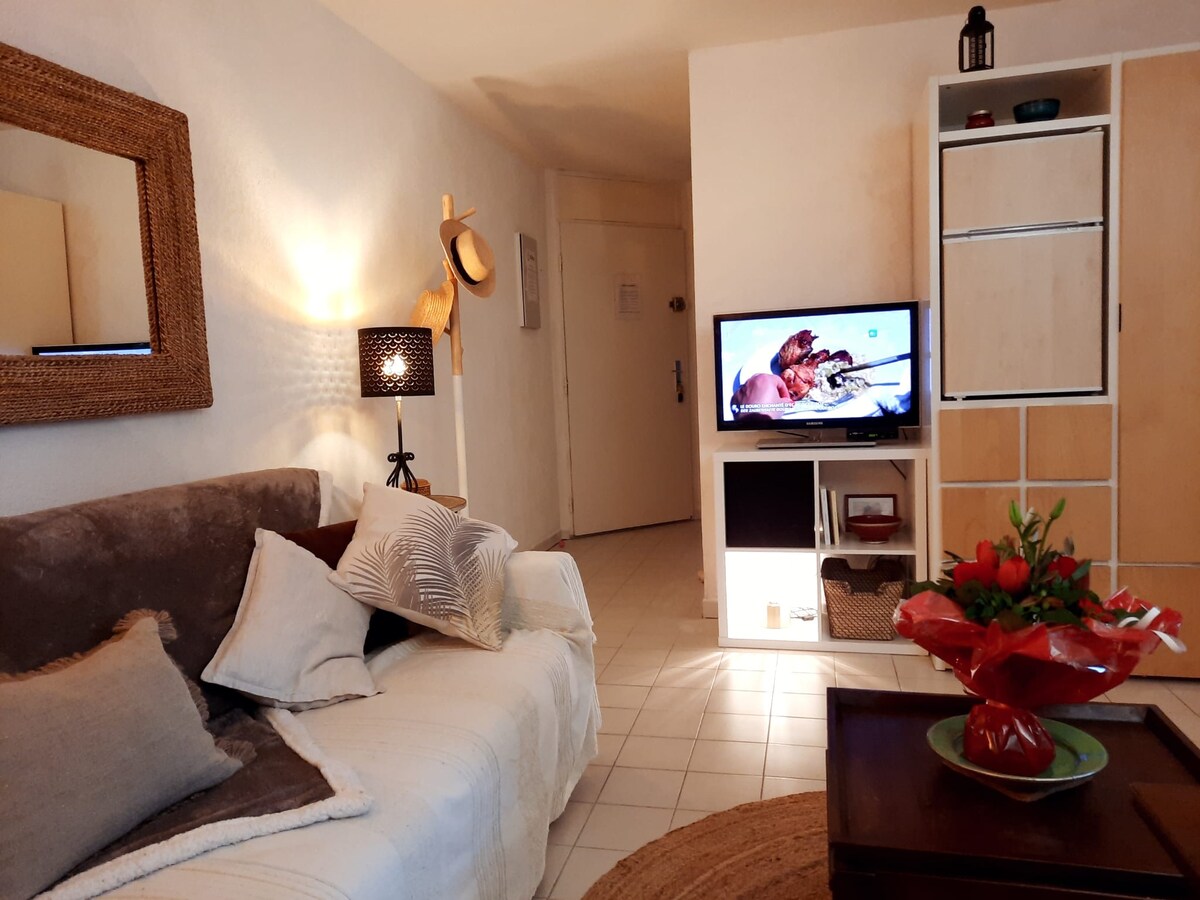 Sebule yenye starehe yenye sofa nzuri sana inayoweza kubadilishwa inayofaa kwa nyakati zako za kupumzika