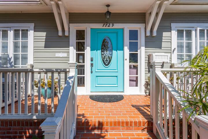 BLUE DOOR COTTAGE BY THE SEA WALK TO BEACH/COAST gallery image 2