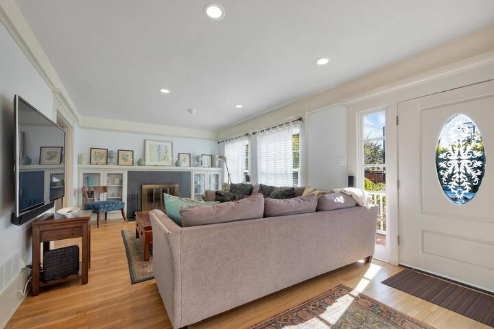 BLUE DOOR COTTAGE BY THE SEA WALK TO BEACH/COAST gallery image 4