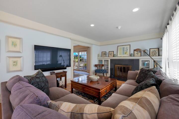 BLUE DOOR COTTAGE BY THE SEA WALK TO BEACH/COAST gallery image 3