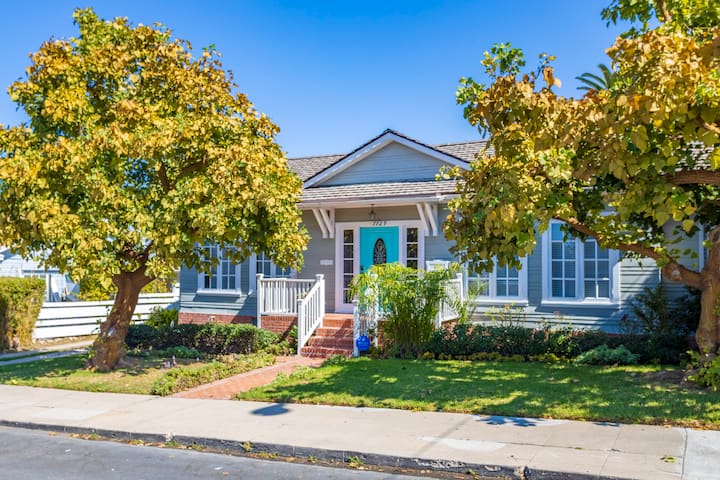 BLUE DOOR COTTAGE BY THE SEA WALK TO BEACH/COAST