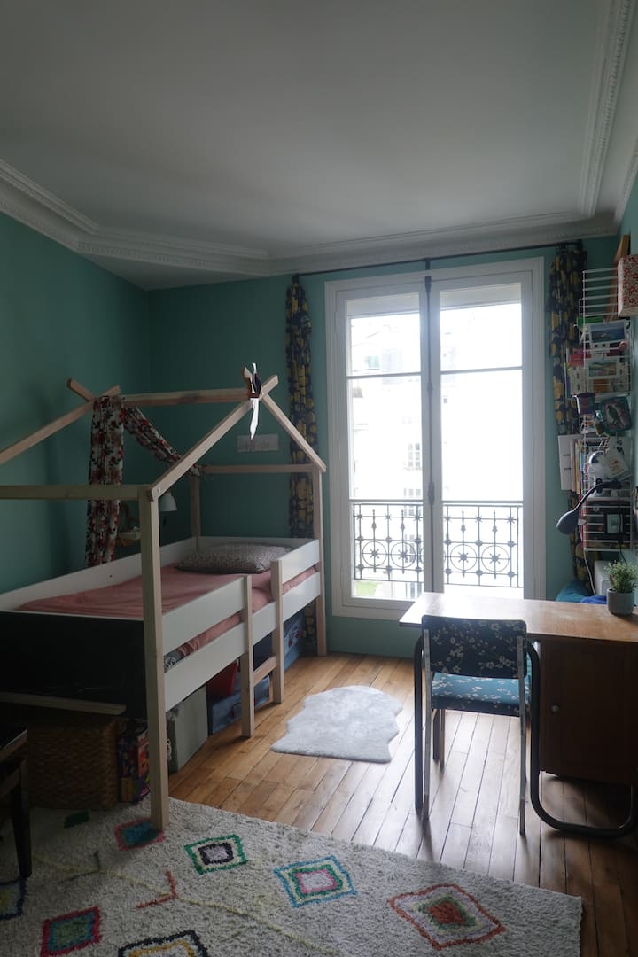 غرفة مفردة بسرير ومكتب 90