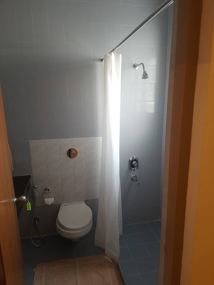 Full bathroom 1 image 2