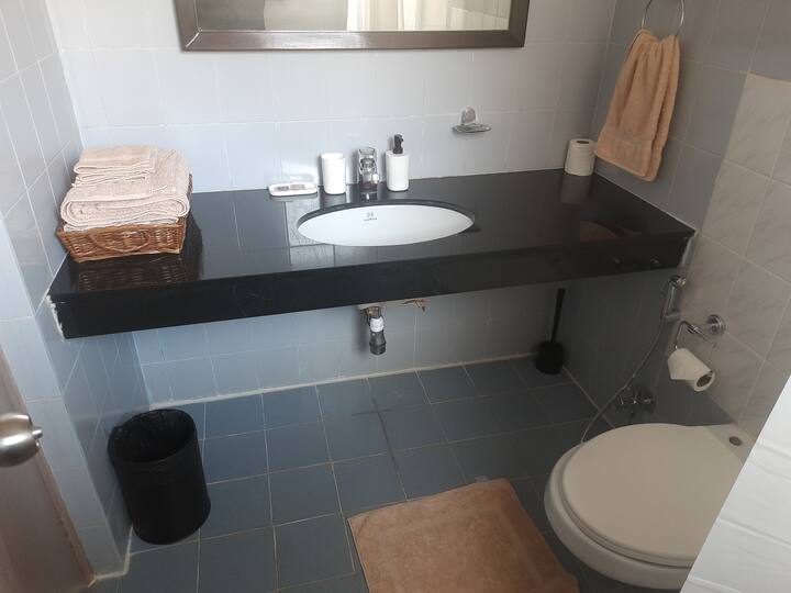 Full bathroom 2 image 1
