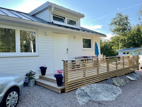 Modern cottage with walking distance to swimming