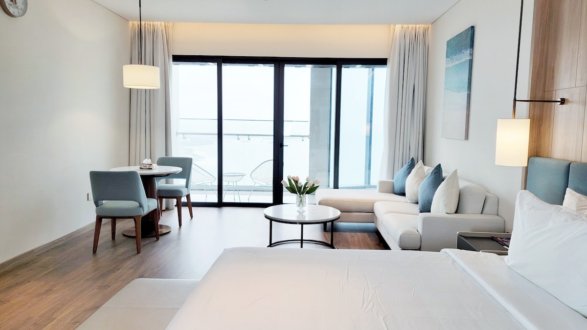 Dirisha kubwa linaloangalia ghuba ya marina Ha Long.