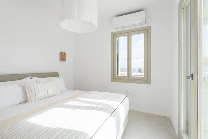 Master Bedroom of Triotissa D. Dubble size 160x200cm bed with independent springs adapt to the movement of the body. Mwangaza wa starehe, hali ya hewa ya mazingira yenye mfumo wa kuzima kiotomatiki na Bafu la kujitegemea. Piga picha 2