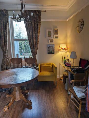 Quiet Victorian getaway in the city gallery image 2