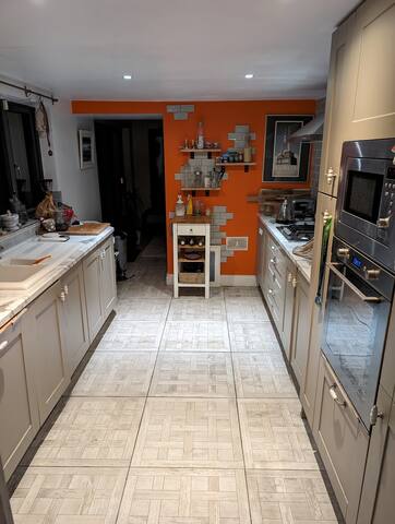 Quiet Victorian getaway in the city gallery image 5