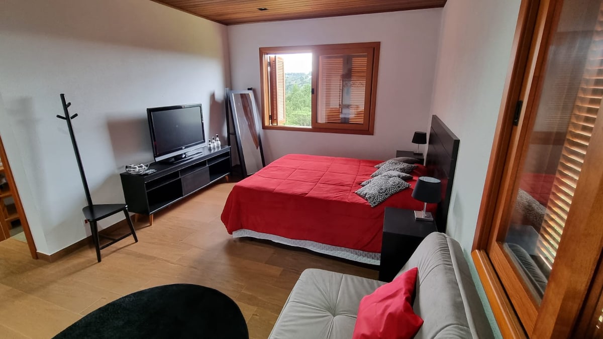 Slaapkamer 2 met uitzicht op de zijk