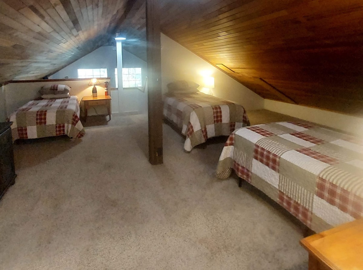 Горно таванско помещение - 3 единични легла