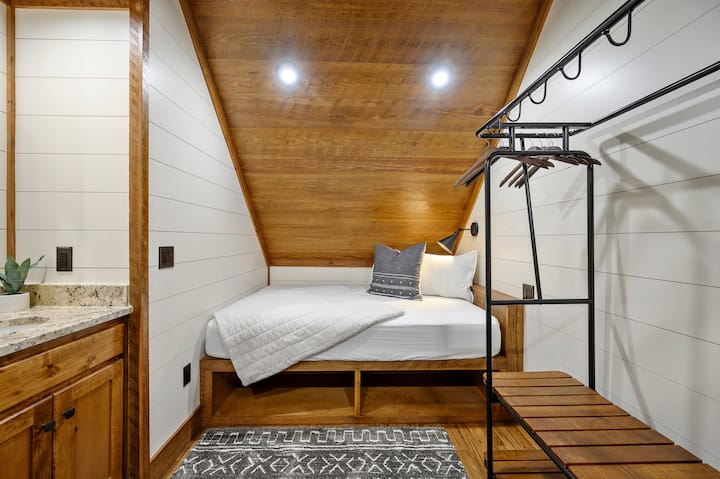 В речното време - на горния етаж 2 двойни легла с тоалетна чиния