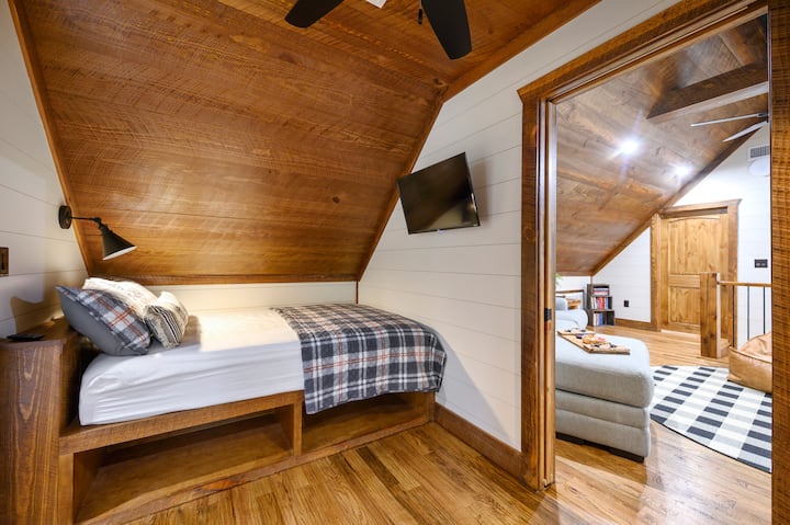 В речното време - на горния етаж, вградено пълно легло в коридора пред King Suite.  Джобната врата се затваря за кът за сядане