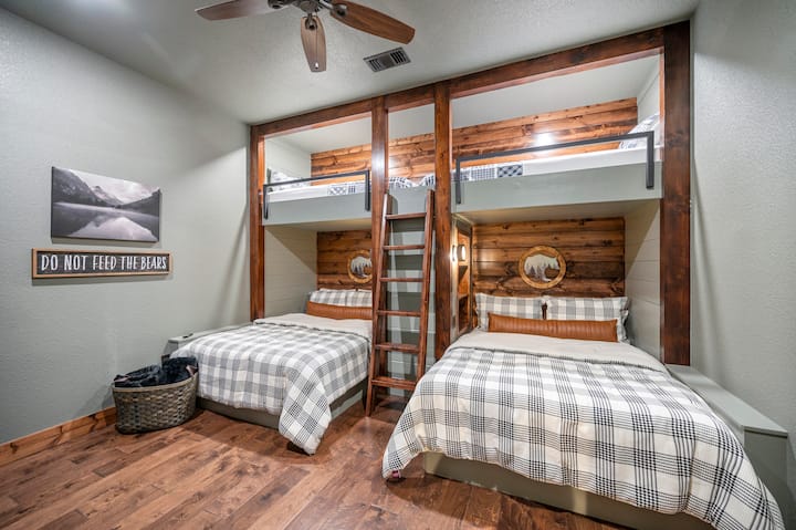 On River Time - Двуетажна стая на долния етаж с двойни и единични легла