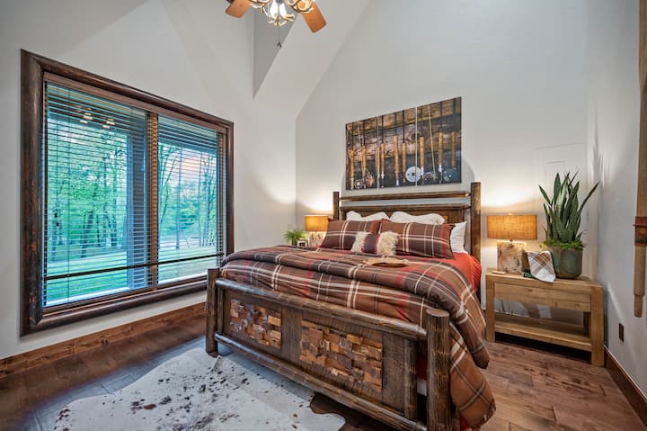 Спалня с двойно легло king size на долния етаж