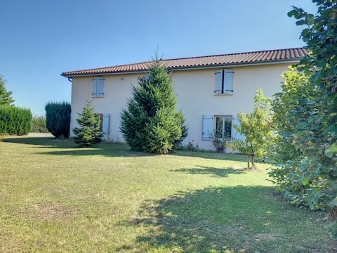 Large-capacity home in Beaujolais