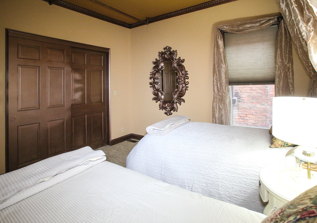 Спалня извън библиотеката