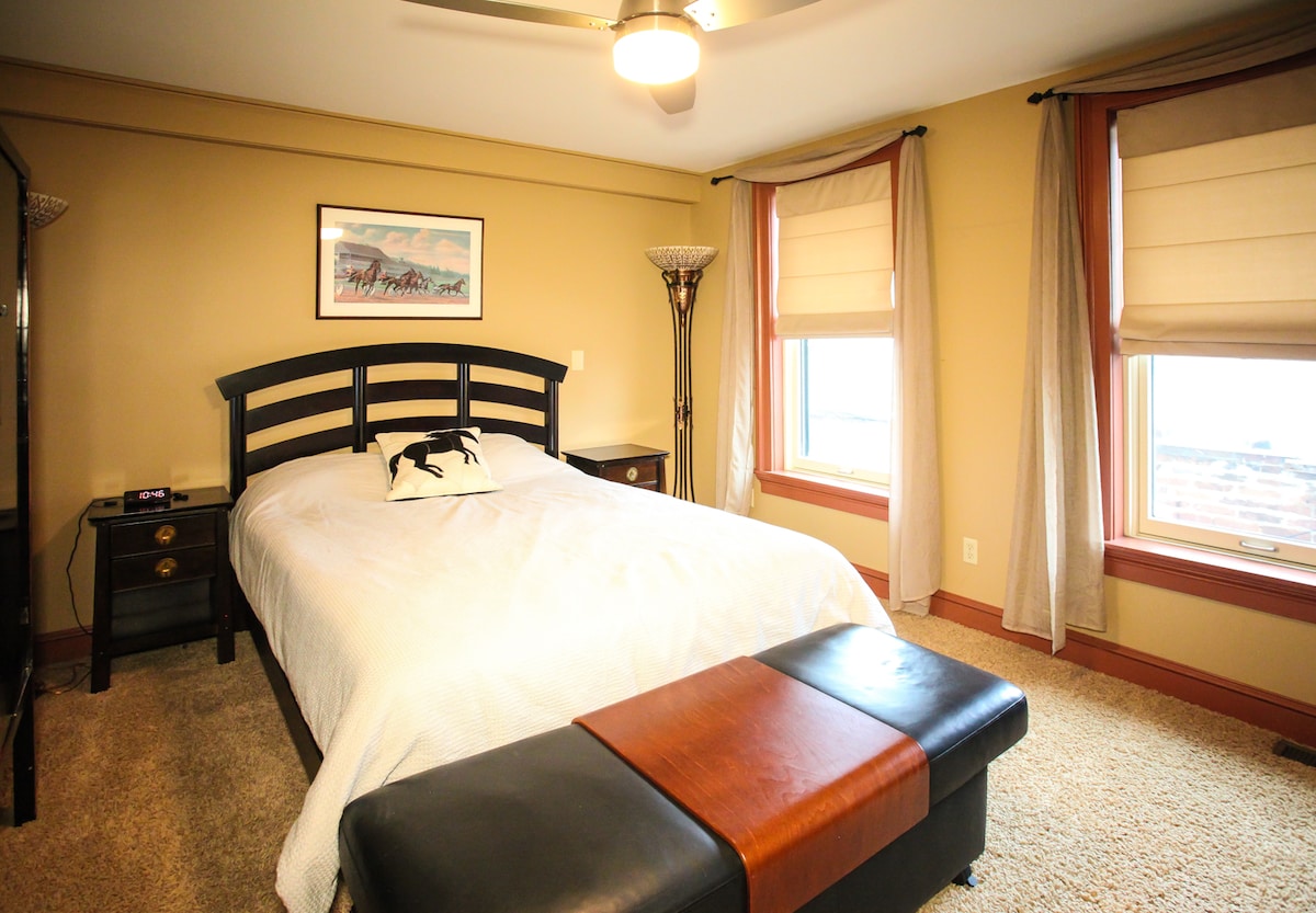 Спалня до основния жилищен етаж. Има баня и тоалетна.