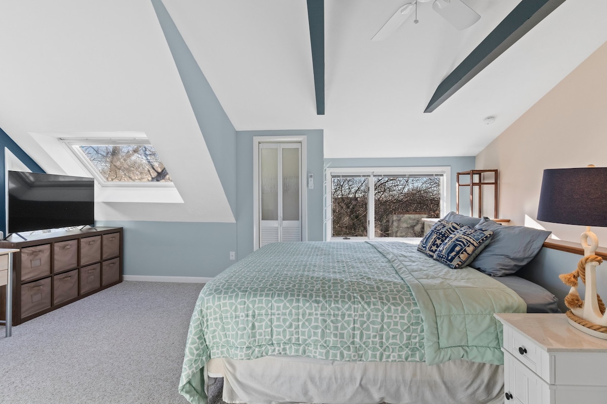 غرفة إضافية في الطابق الثالث بسرير كينج وحمام داخلي كامل