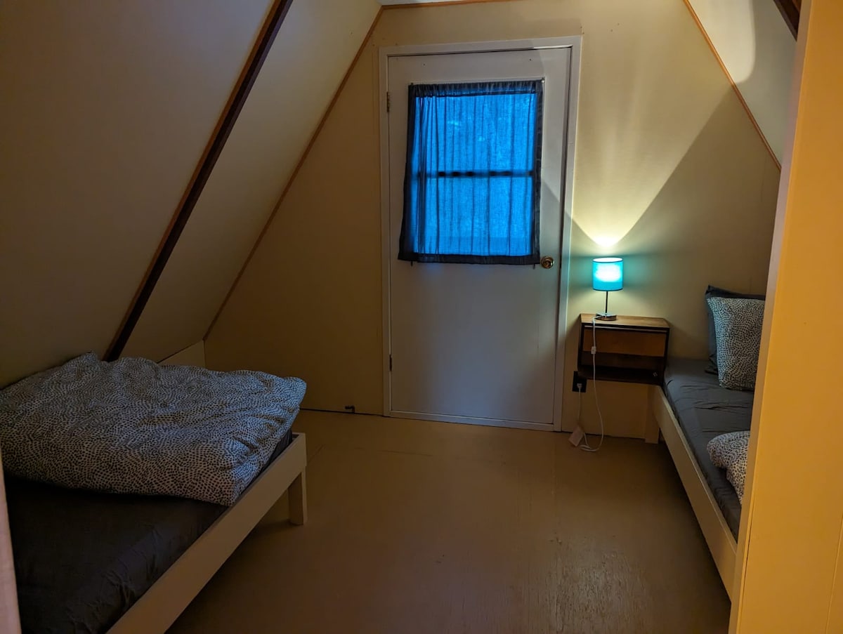 הדלת בחדר השינה הזה נפתחת למרפסת המקורה שבחזית הבית. 