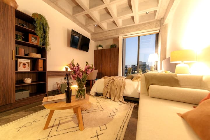 Amplios espacios, balcon con vista a la ciudad, detalles increíbles y una cama matrimonial ideal para el descanso!