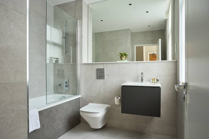 Large stylish 3-bed flat on Chancery Lane gallery image 5