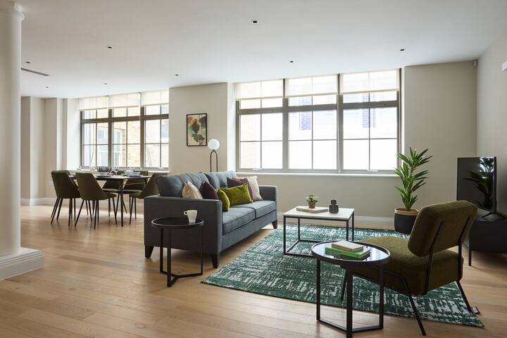 Large stylish 3-bed flat on Chancery Lane gallery image 2