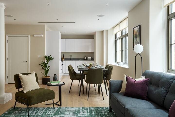 Large stylish 3-bed flat on Chancery Lane gallery image 3