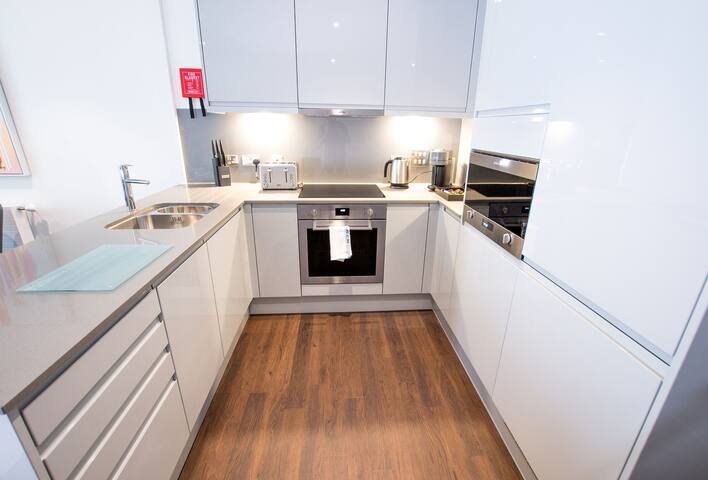 Centrally Located in Canary Wharf with Gym gallery image 5