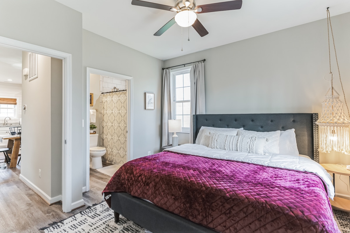 入住带套内卫生间的宁静主层卧室，享受宁静。 在舒适的床上放松身心，配备白噪音机，然后在现代化的套内卫生间中放松身心。您的度假胜地正等着您！