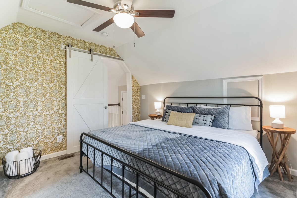 在我们的楼上避难所，享受舒适的住宿体验，配有豪华加大双人床、独立套房浴室和白噪音机。 在这个典雅的度假胜地享受宁静的夜晚和焕发活力的早晨。