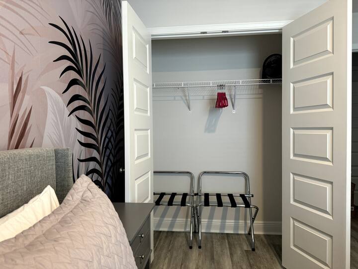 Zachyťte podstatu relaxácie v našej centrálne umiestnenej miestnosti Pensacola! Naša skriňa ponúka funkčnosť a šarm s vešiakmi na batožinu, vešiakmi a prenosným ventilátorom. Vo vašom tropickom útočisku čakajú dokonalé chvíle!