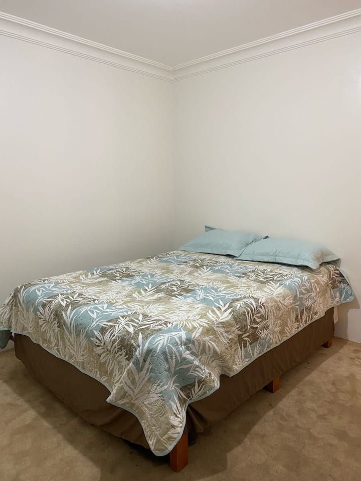 COMFORTABELE KAMER 1
EN MET TAPIJT