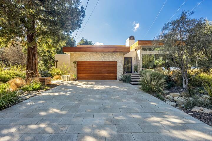 Mid-Century Modern on 1/2 Acre – Avail Monthly gallery image 5