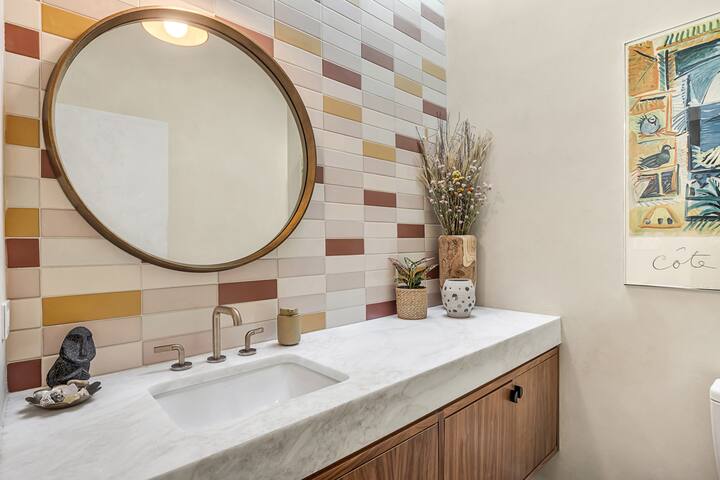 Mid-Century Modern on 1/2 Acre – Avail Monthly gallery image 4