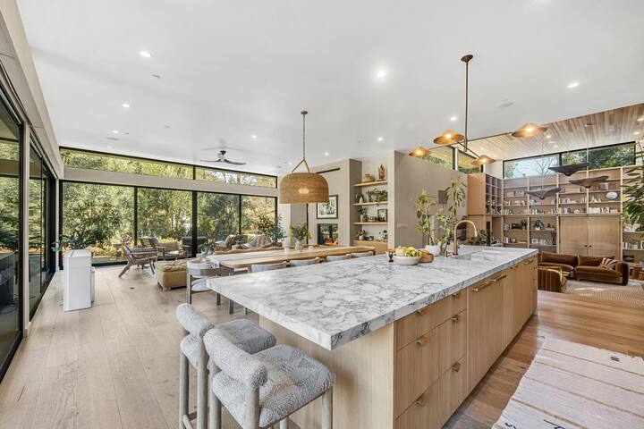 Mid-Century Modern on 1/2 Acre – Avail Monthly gallery image 2