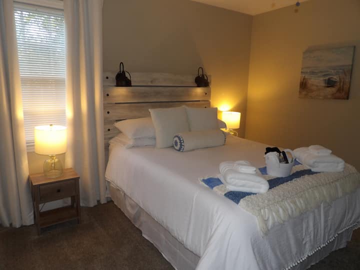 Втората ни спалня има осветителни тела, вградени върху леглото. Просто натиснете центъра на светодиода и те светят. Забравихме нещо... не се притеснявайте, че сме осигурили  паста за зъби, четка за зъби, вода за уста, препарат за премахване на грим за еднократна употреба и комплект за бръснене за еднократна употреба!