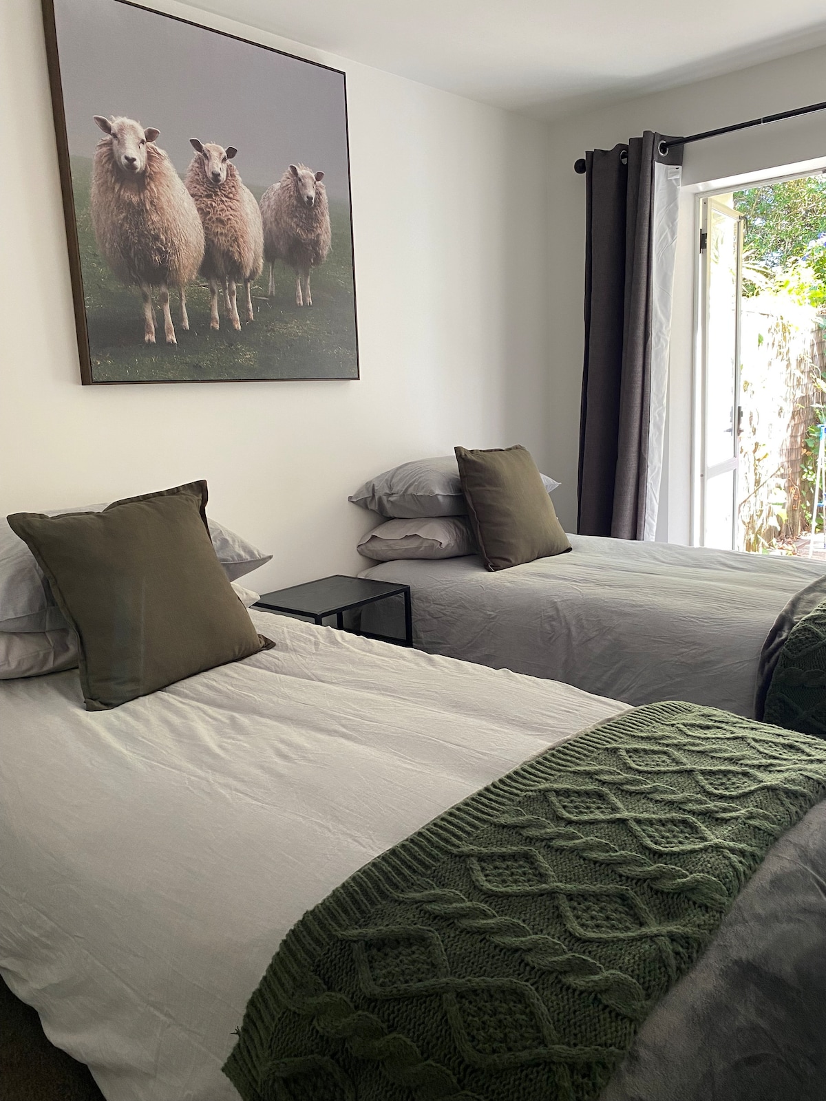 La configuración de la cama puede ser 1 super king o 2 camas individuales largas, solicita la configuración requerida al reservar.