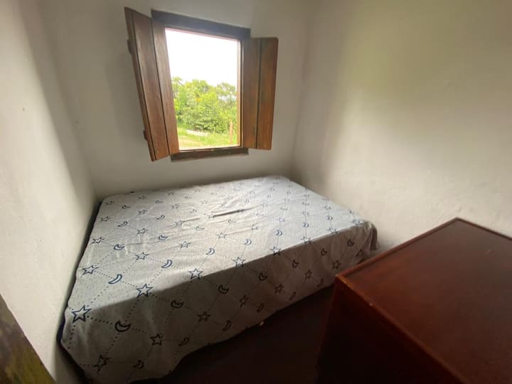 Spálňa 2 centrálneho domu s manželskou posteľou.