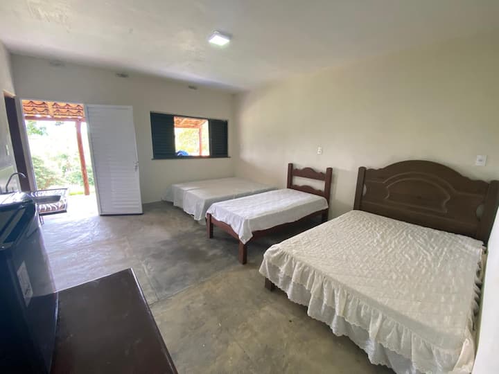 Prvý apartmán chaty s 1 manželskou posteľou, 1 samostatnou posteľou a až 2 ďalšími lôžkami. Veľký priestor s umývadlom, stropným ventilátorom, mušketierovou obrazovkou, elektrickým sporákom, minibarom a sendvičovačom. Stôl so 4 stoličkami a grilom na vonkajšej strane. 