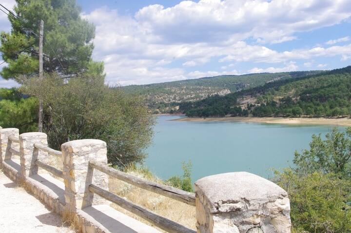 Mirador con vistas al embalse del Burguillo: paisaje de agua y montaña.