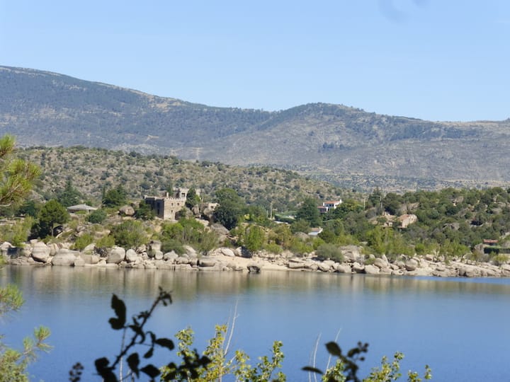 Vistas al embalse y a la sierra desde la finca: un entorno natural espectacular.