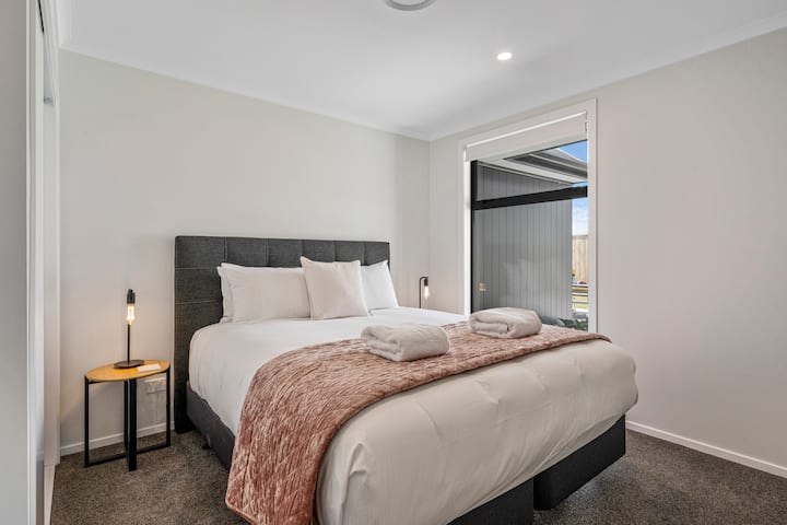 Schlafzimmer 3: 1 x King-Size-Bett