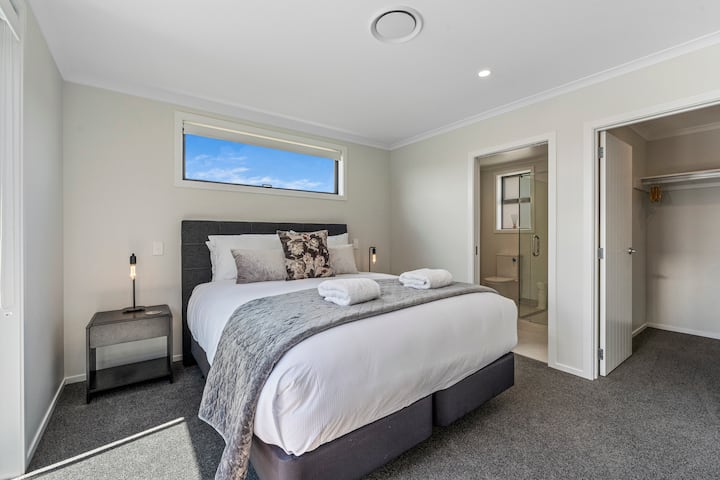 Hauptschlafzimmer: 1 x Kingsize-Doppelbett. Bad & begehbarer Kleiderschrank