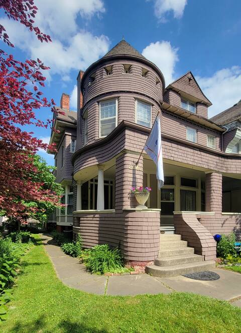 4-Bed McMansion Marvel!