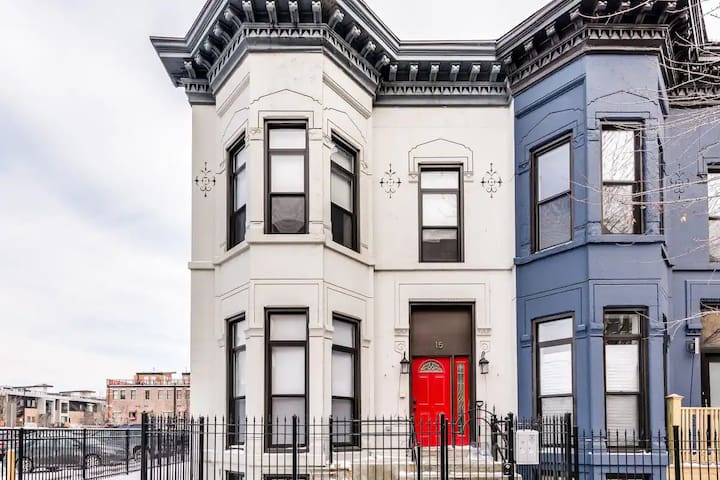 Windy City White House (3br/2ba)