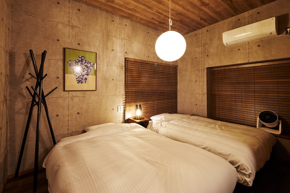 มี 2 ห้องนอนนี่เป็นเตียงกึ่งเตียงคู่ 2 หลัง

ที่พักแห่งนี้ตกแต่งด้วยพื้นที่ที่คุณสามารถผ่อนคลายไปกับการตกแต่งภายในที่ใช้ประโยชน์จากความดีงามของบ้านญี่ปุ่นนอกจากห้องนอน 2 ห้องแล้วยังมีโซฟาเบดและฟูกในห้องละครรองรับผู้เข้าพักได้สูงสุด 7 คน