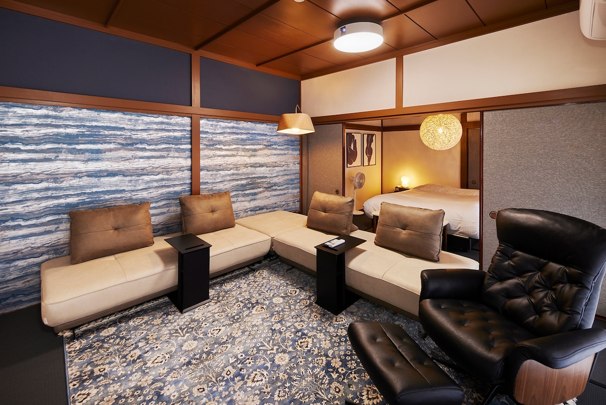 ห้องชมภาพยนตร์เพลิดเพลินไปกับภาพที่ทรงพลังของหน้าจอขนาดใหญ่บนโซฟาหลวม

หากคุณพักกับผู้เข้าพักมากกว่า 5 คนเราจะจัดเตรียมโซฟาเบดและฟูกนอนไว้ให้ที่นี่